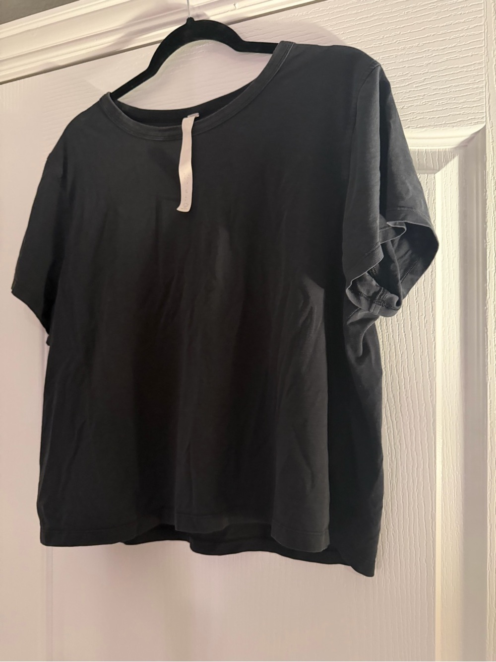 Lululemon Athletica Classic Fit Relaxed Black Cropped Women's Tee - Size 10 - Picture 3 of 6